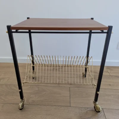 Meuble platine vintage avec rayonnage pour disques vinyles en métal et formica.