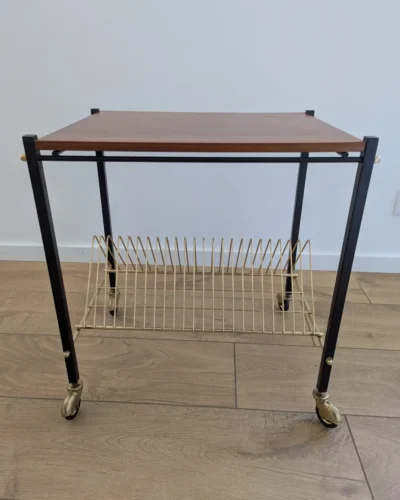 Meuble platine vintage avec rayonnage pour disques vinyles en métal et formica.