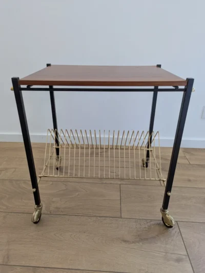 Meuble platine vinyle vintage en formica et métal chromé avec 23 rangements pour disques 33 tours, style années 70 sur roulettes.