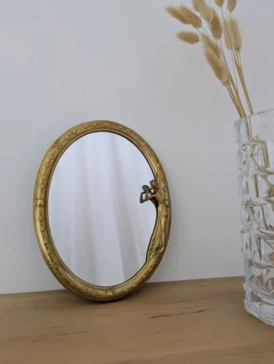 Miroir ovale ancien style Art Nouveau en laiton doré décor fleurs stylisées Villa Brieg décoration murale vintage