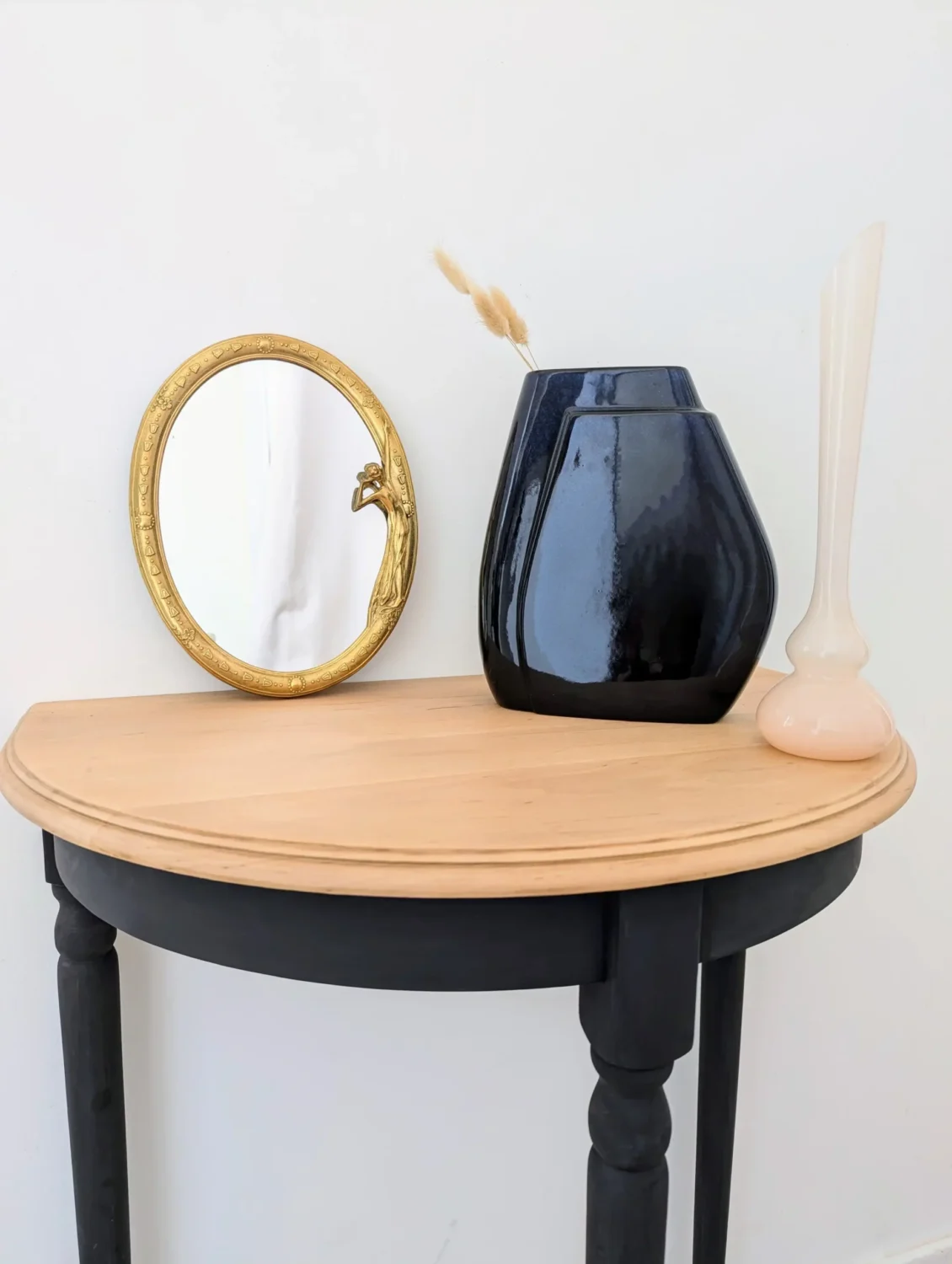 Miroir laiton Art Nouveau vase céramique design posés sur une console