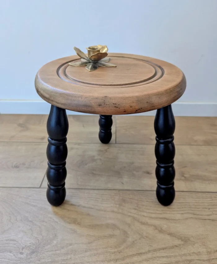 Tabouret tripode en bois vintage relooké avec pieds noirs Villa Brieg