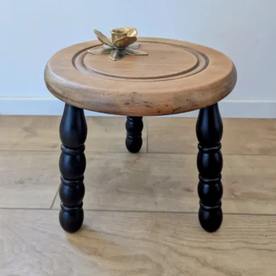 Tabouret tripode en bois vintage relooké avec pieds noirs Villa Brieg