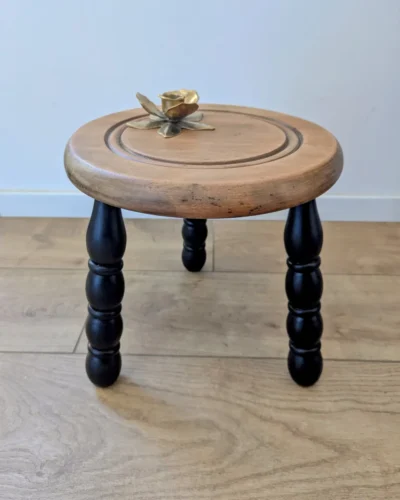 Tabouret tripode en bois vintage relooké avec pieds noirs Villa Brieg