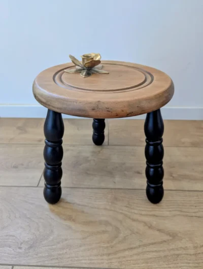Tabouret 3 pieds en bois vintage style tripode, pieds peints en noir satiné et plateau en bois vernis patiné, assise d'appoint ou porte-plante rétro.