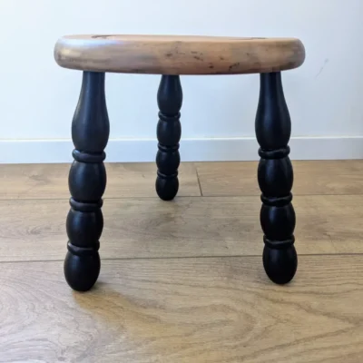 Tabouret tripode en bois vintage relooké avec pieds noirs