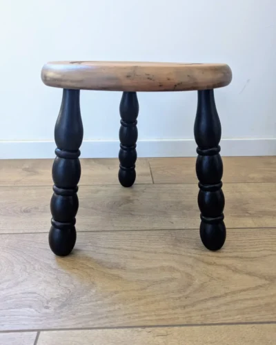 Tabouret tripode en bois vintage relooké avec pieds noirs