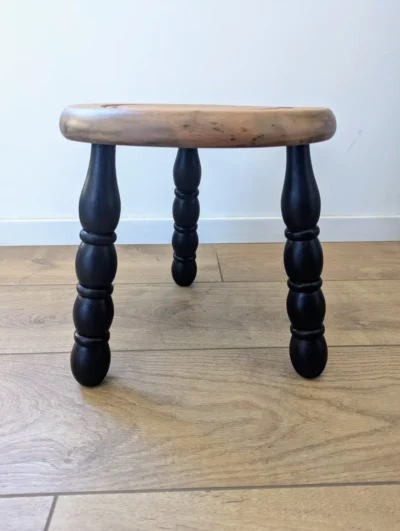 Tabouret tripode en bois vintage relooké avec pieds noirs