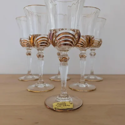 SErvice composé de 6 verres en cristal de Lorraine ciselé dorés à l'or 24 carats.