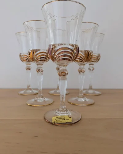 SErvice composé de 6 verres en cristal de Lorraine ciselé dorés à l'or 24 carats.