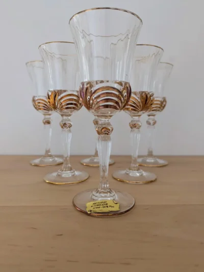 Service de 6 verres en Cristal de Lorraine modèle Aurore, bordure en or 24 carats et cristal taillé lumineux.