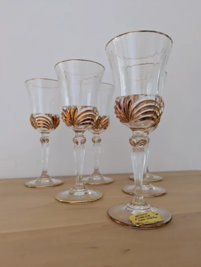 Verres à vin anciens cristal de Lorraine modèle Aurore liseré or fin Villa Brieg cristallerie de prestige