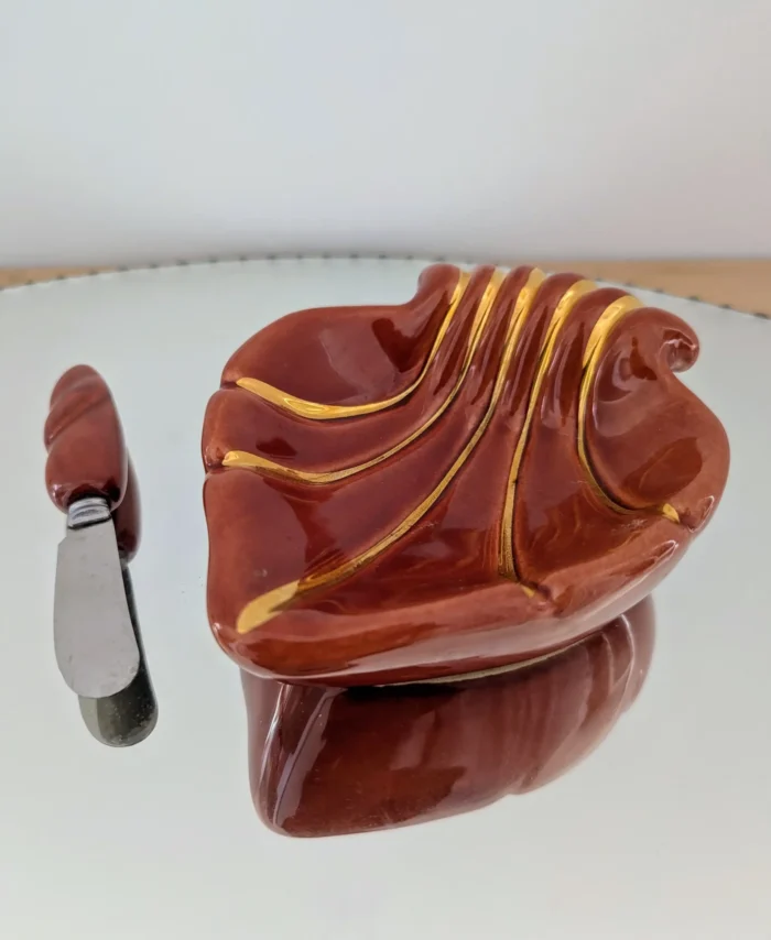 Beurrier et couteau à beurre en céramique barbotine vintage