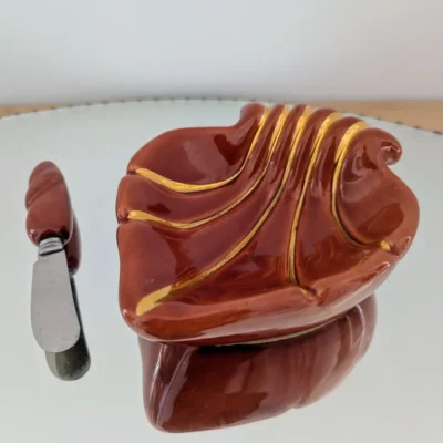 Beurrier et couteau à beurre en céramique barbotine vintage