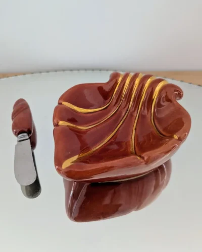 Beurrier et couteau à beurre en céramique barbotine vintage