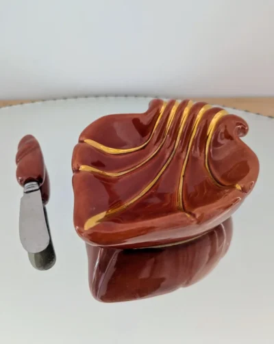Beurrier et couteau à beurre en céramique barbotine vintage