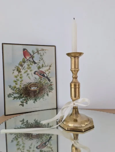 Bougeoir flambeau vintage en laiton doré à patine ancienne, chandelier classique pour bougie droite ou torsadée.