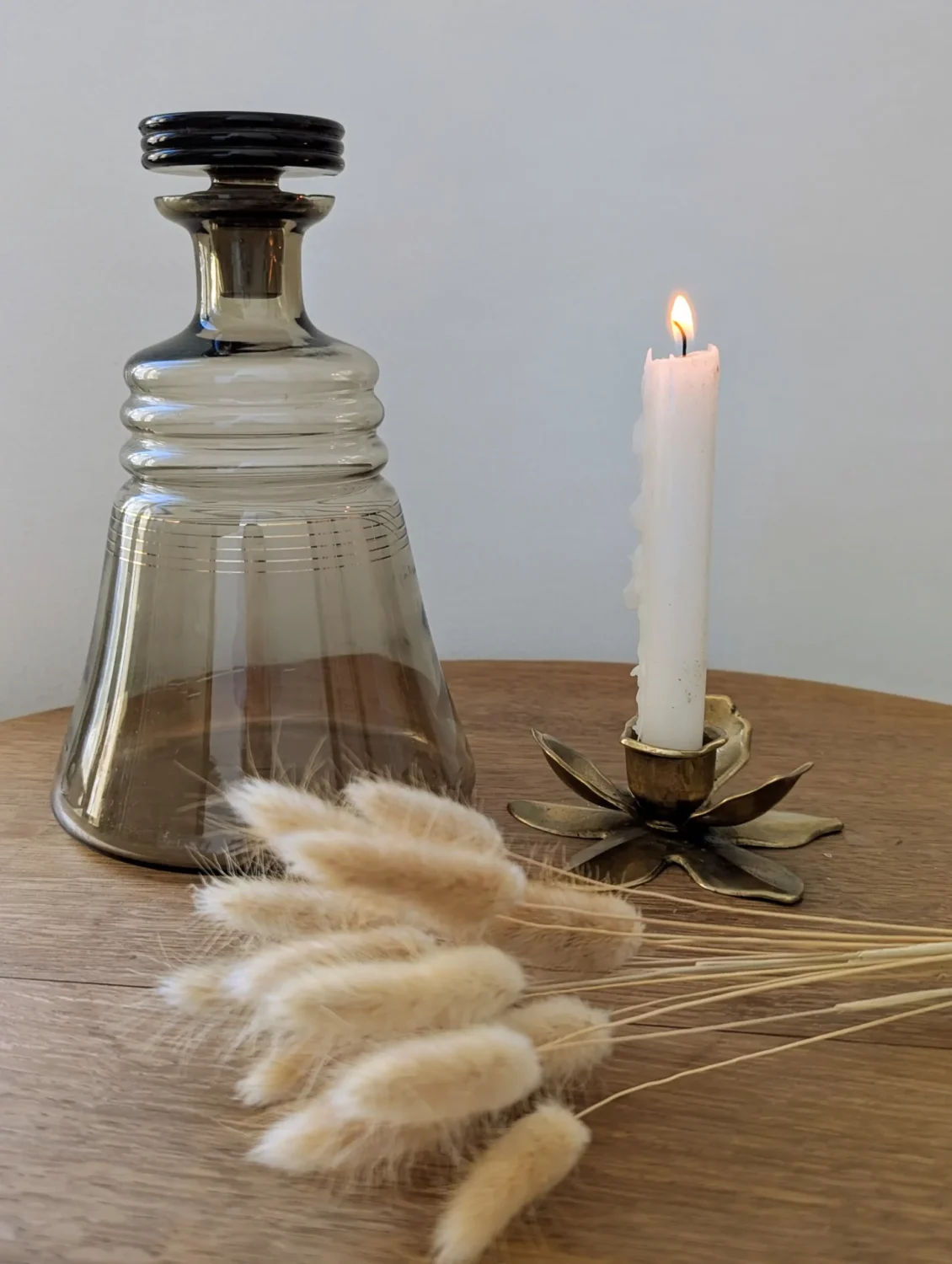 Carafe verre fumé vintage et bougeoir en laiton