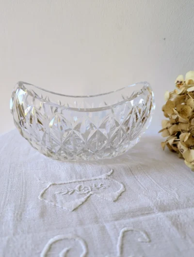 Corbeille décorative en cristal ciselé vintage forme bateau, centre de table ou vide-poche raffiné 18 cm.