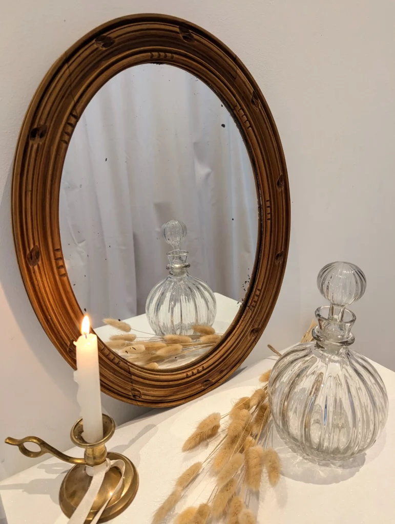 Miroir ancien bois carafe en verre et bougeoir laiton