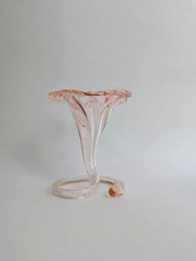 Petit vase trompette en verre soufflé rose pâle d'inspiration Murano, pied torsadé et ouverture en corolle, soliflore artisanal vintage 14 cm.