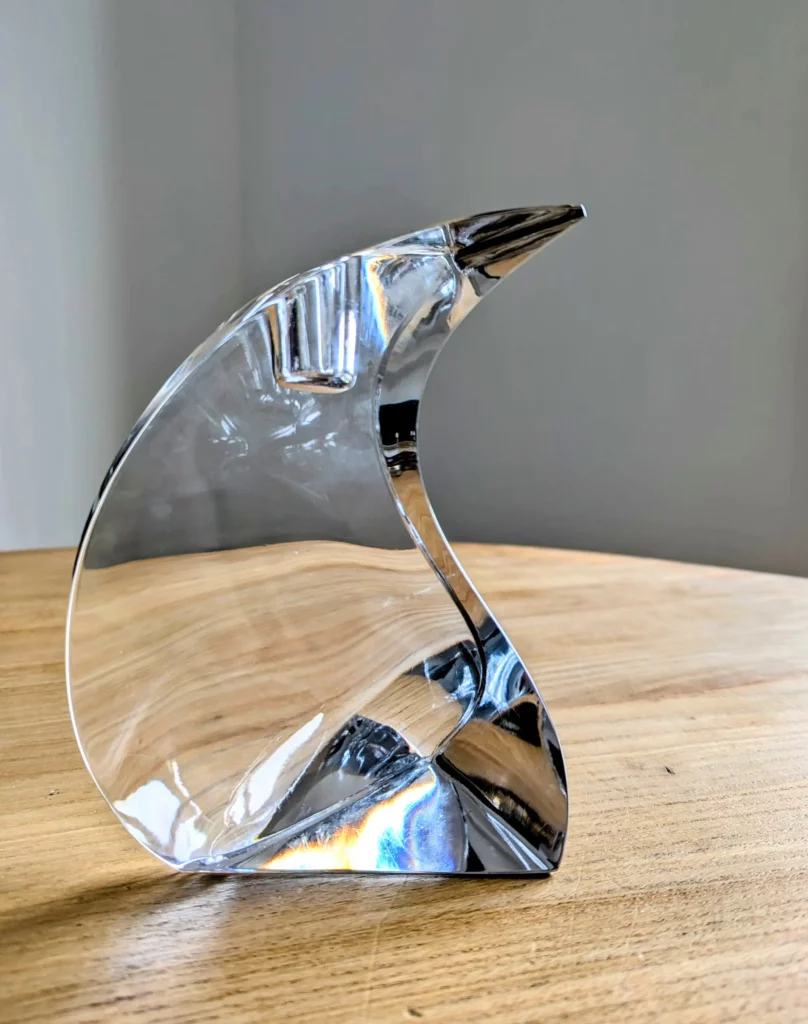 Bougeoir en cristal au design sculptural posé sur une table, pièce lumineuse sélectionnée par Villa Brieg