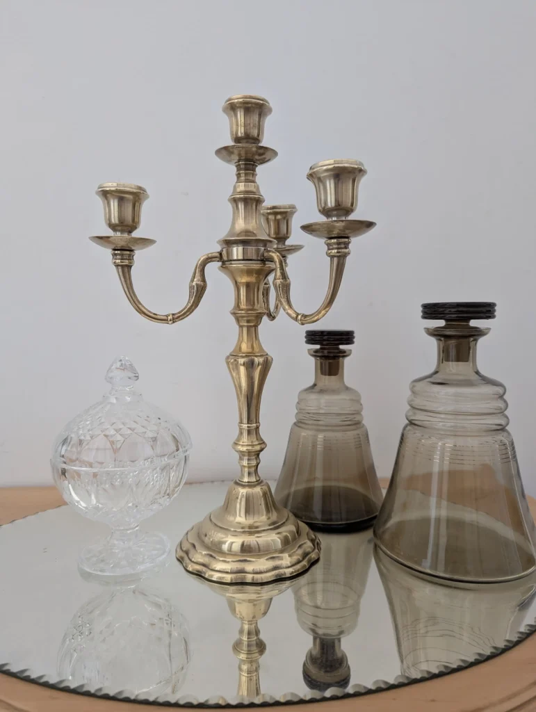 Chandelier vintage en laiton à quatre feux, centre de table élégant choisi par Villa Brieg