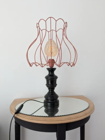 Lampe de table upcycling avec pied en bois noir et abat-jour métallique terracotta, création unique luminaire écoresponsable.
