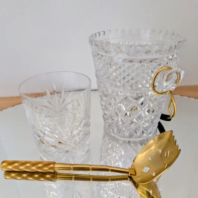 seau à glaçons vintage en verre taillé anse dorée cuillère dorée