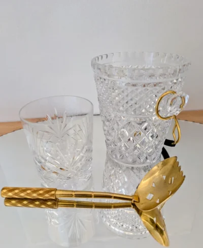 seau à glaçons vintage en verre taillé anse dorée cuillère dorée