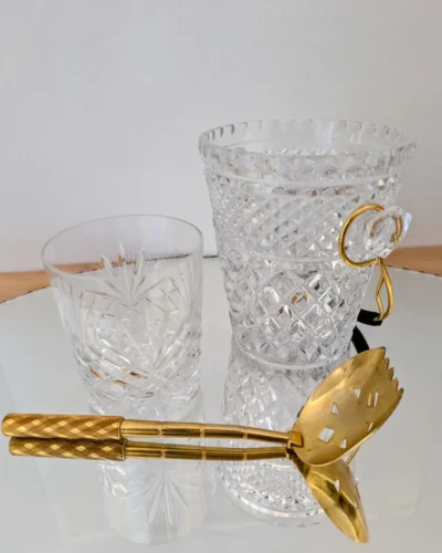 seau à glaçons vintage en verre taillé anse dorée cuillère dorée