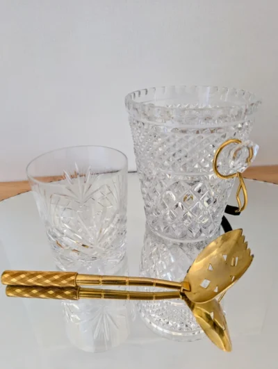seau à glaçons vintage en verre taillé anse dorée cuillère dorée