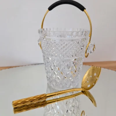 seau à glaçons vintage en verre taillé anse dorée cuillère dorée
