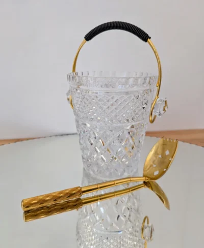 seau à glaçons vintage en verre taillé anse dorée cuillère dorée