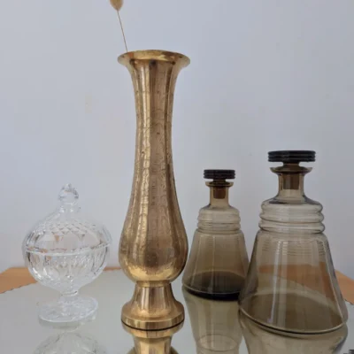 vase en laiton ciselé vintage