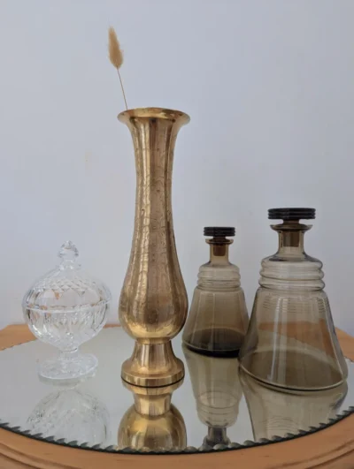 vase en laiton ciselé vintage