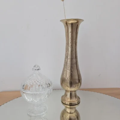 vase en laiton ciselé vintage