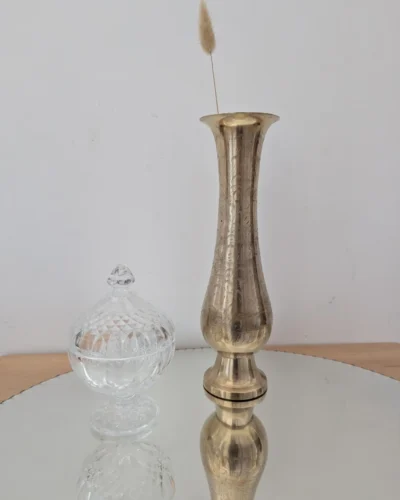 vase en laiton ciselé vintage