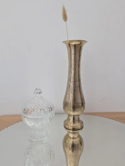 vase en laiton ciselé vintage