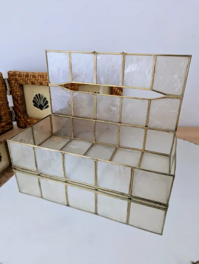 Boîte à mouchoirs vintage en nacre véritable et laiton doré, décor géométrique artisanal et reflets irisés, accessoire de luxe pour salle de bain ou salon.