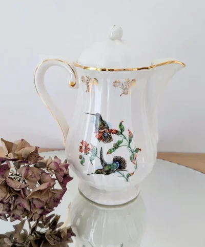 Cafetière Gien en faïence ancienne modèle Les Moineaux de Paris, décor naturaliste de colibris et perruches avec liseré doré et couvercle ornemental.