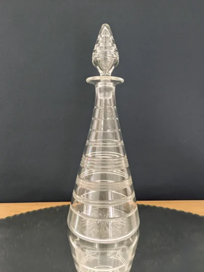 Carafe en verre ciselé vintage Tudor élégante pour art de la table.