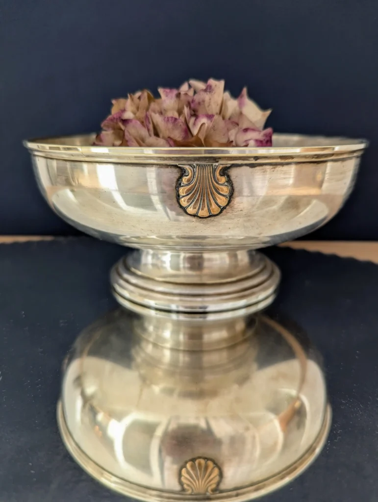 Centre de table de Noël chic avec coupe en métal argenté