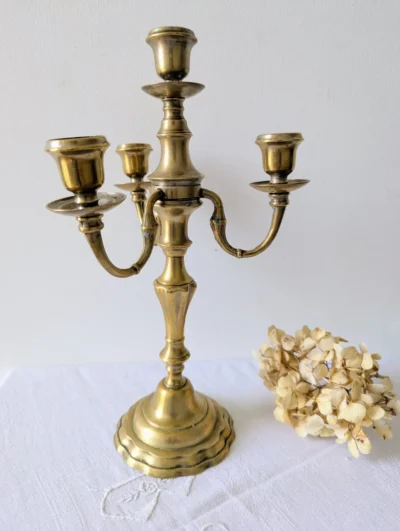 Chandelier vintage en laiton massif à 4 branches, luminaire de table néoclassique restauré, hauteur 31 cm.