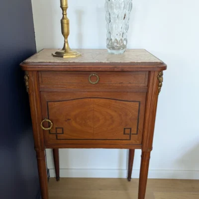 meuble de chevet style Louis XVI marqueterie et marbre rose