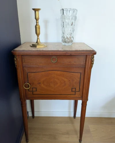 meuble de chevet style Louis XVI marqueterie et marbre rose
