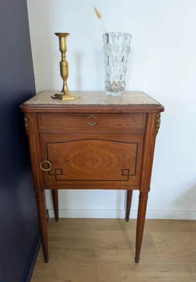 Table de chevet ancienne style Louis XVI en bois marqueté, plateau marbre rose nervuré et poignées laiton, signée Gouffé Jeune Paris.