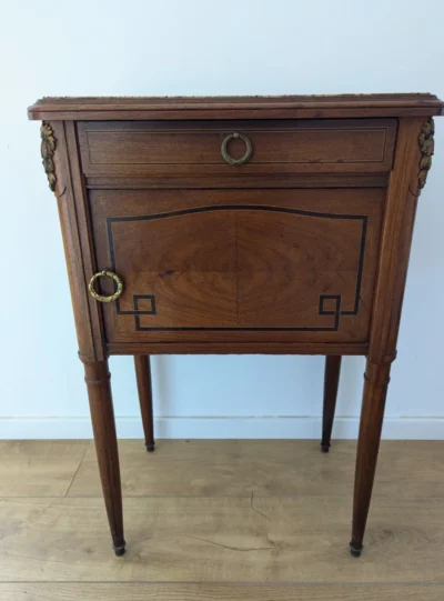 meuble de chevet style Louis XVI marqueterie et marbre rose