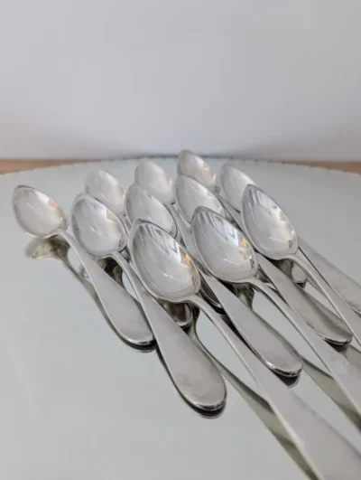 Lot de cuillères en métal argenté Ercuis avec poinçon et décor classique sur le manche