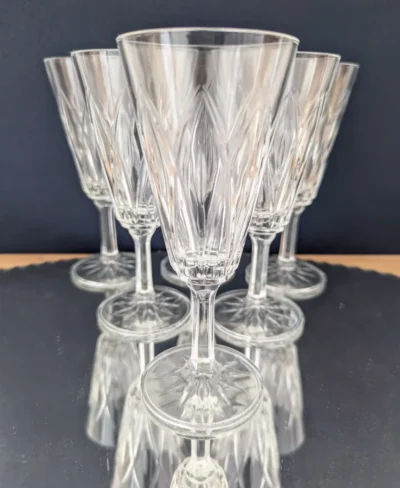 verres à vin vintage en cristal de Reims ciselé